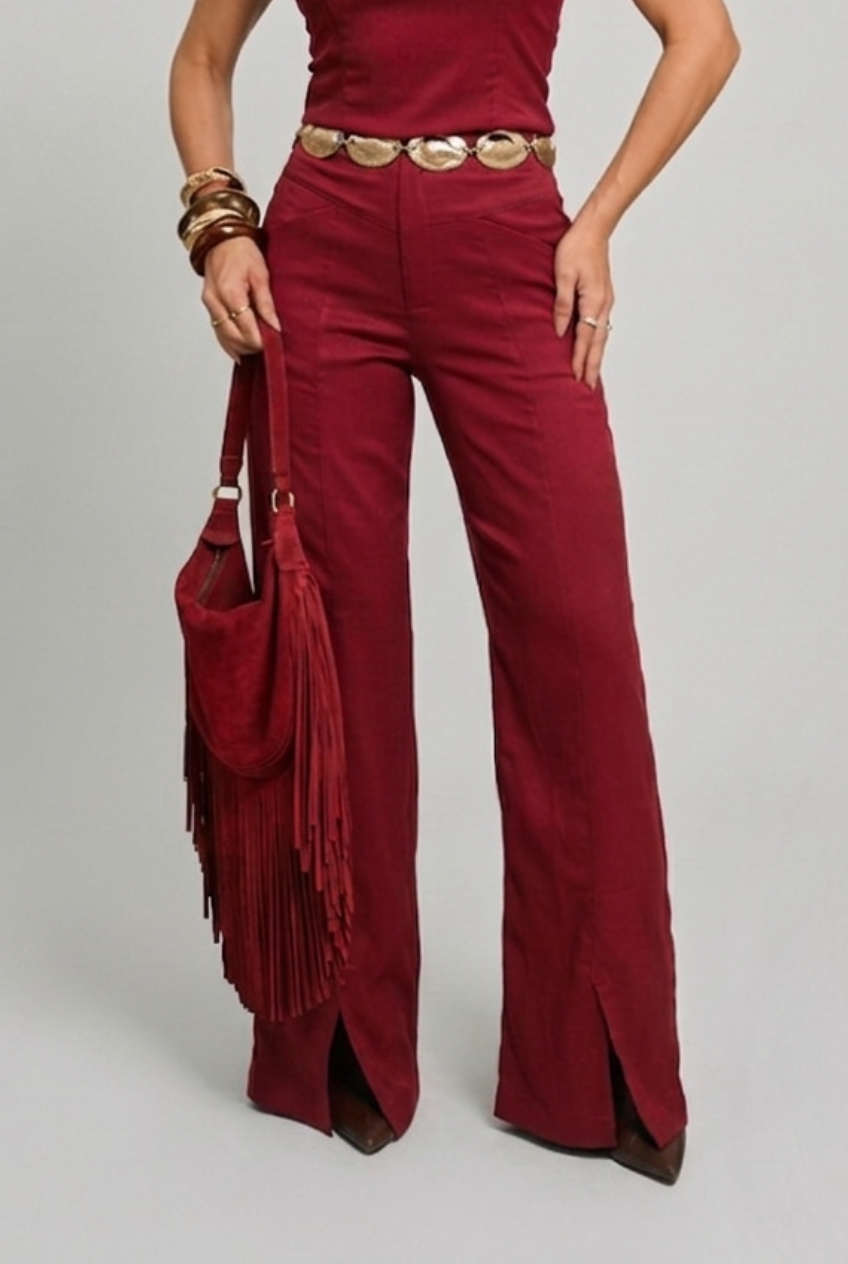 CALÇA COM FENDA